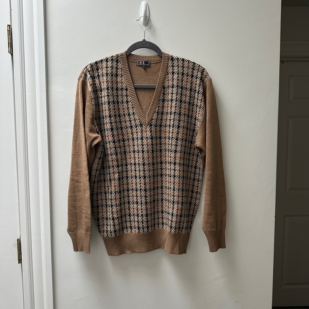 Daks Men's Tan and Black V-Neck Sweater, size L